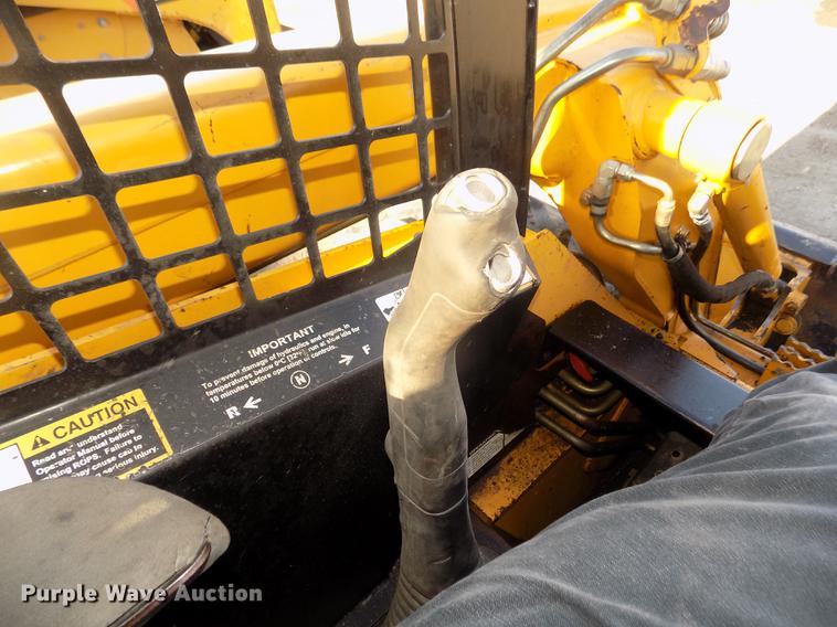 image for item DD2752 2004 John Deere 240 Series II skid steer