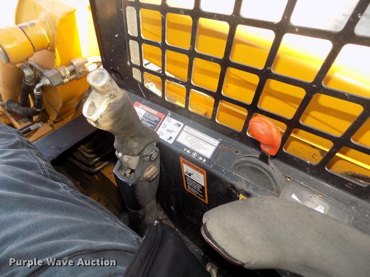 image for item DD2752 2004 John Deere 240 Series II skid steer