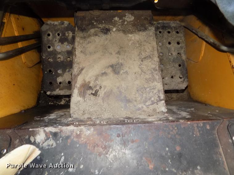 image for item DD2752 2004 John Deere 240 Series II skid steer