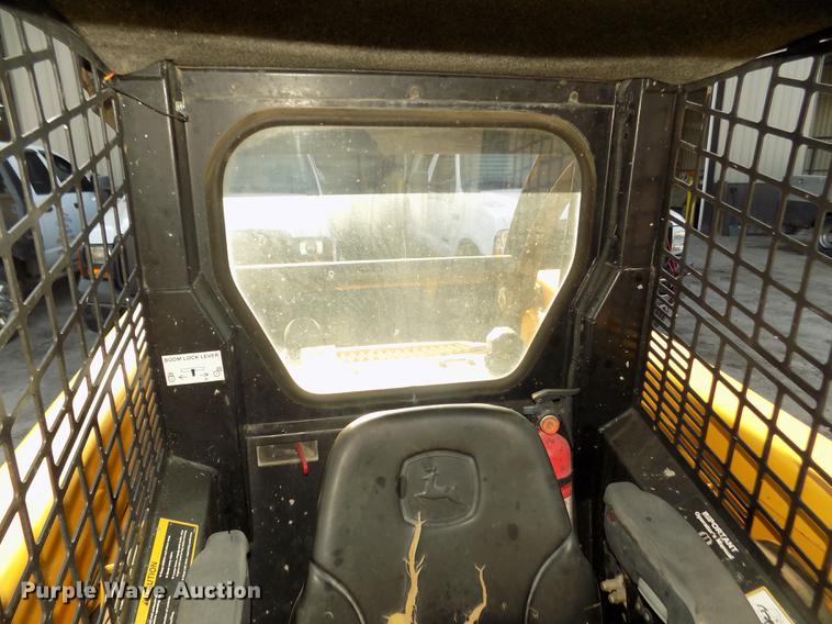 image for item DD2752 2004 John Deere 240 Series II skid steer