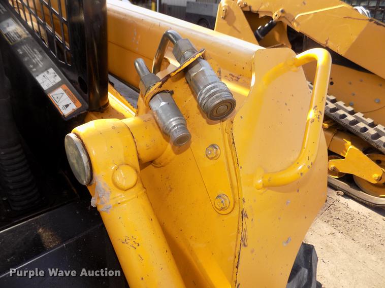 image for item DD2752 2004 John Deere 240 Series II skid steer