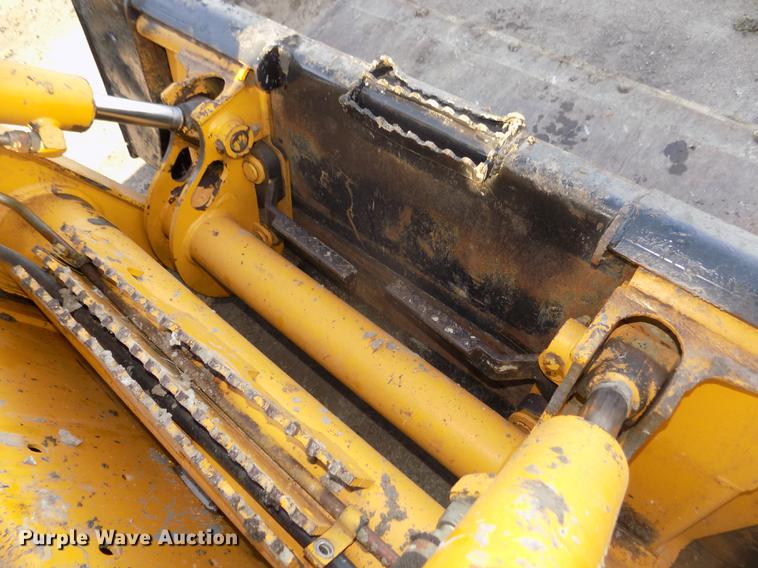 image for item DD2752 2004 John Deere 240 Series II skid steer