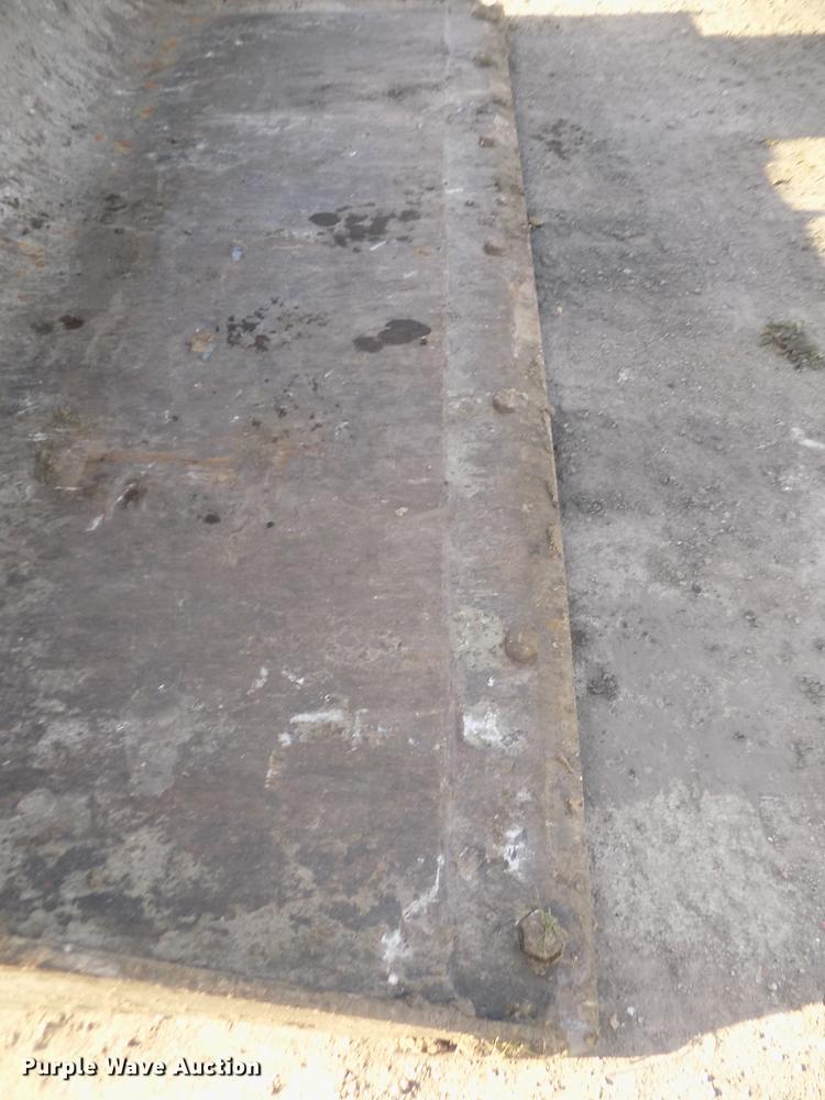 image for item DD2752 2004 John Deere 240 Series II skid steer