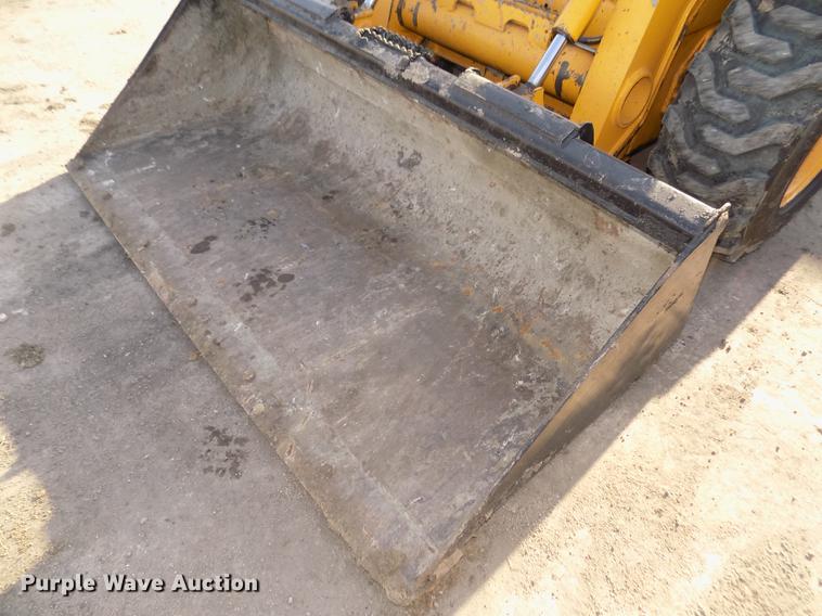 image for item DD2752 2004 John Deere 240 Series II skid steer