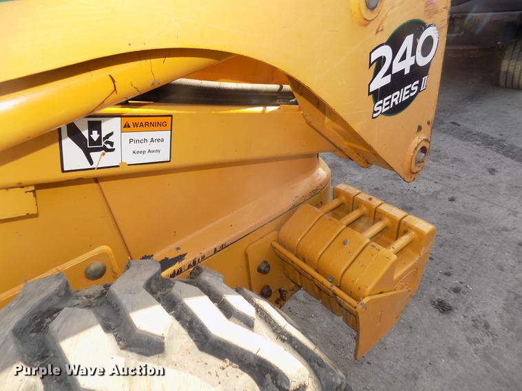 image for item DD2752 2004 John Deere 240 Series II skid steer