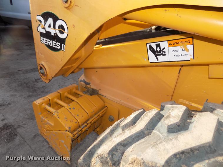 image for item DD2752 2004 John Deere 240 Series II skid steer