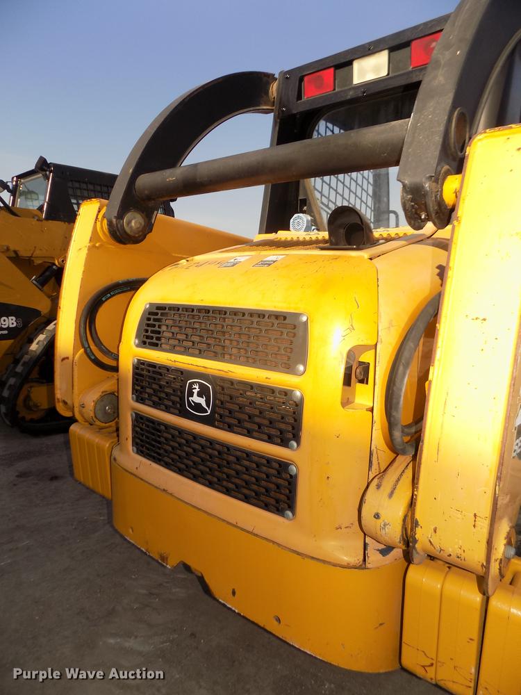 image for item DD2752 2004 John Deere 240 Series II skid steer