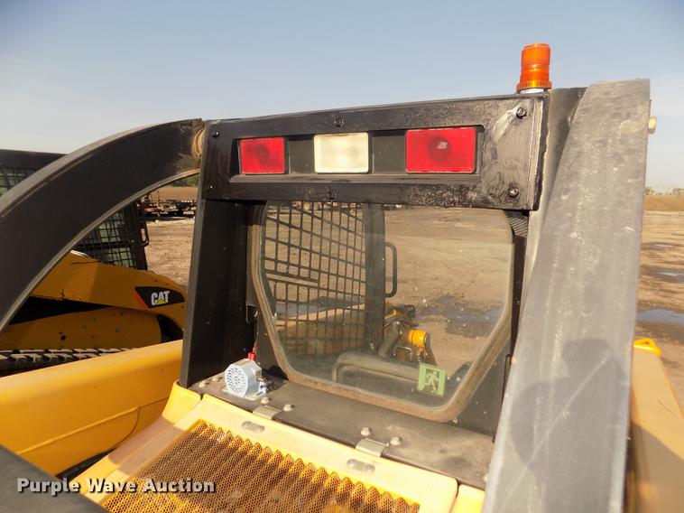 image for item DD2752 2004 John Deere 240 Series II skid steer