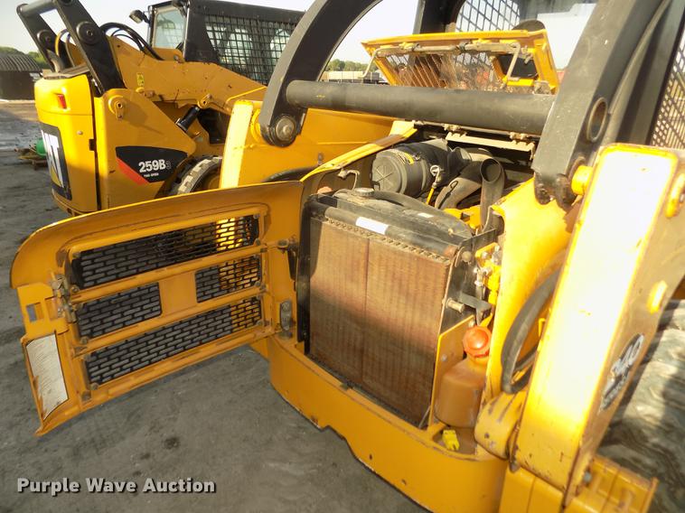 image for item DD2752 2004 John Deere 240 Series II skid steer