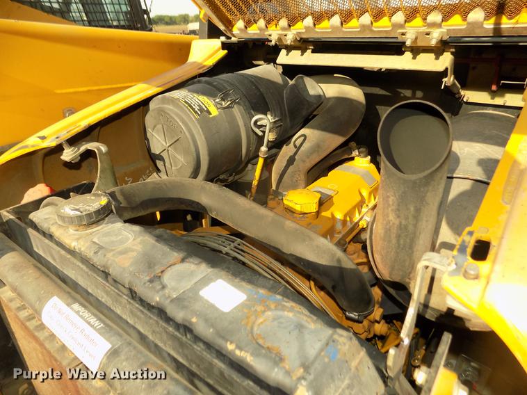 image for item DD2752 2004 John Deere 240 Series II skid steer