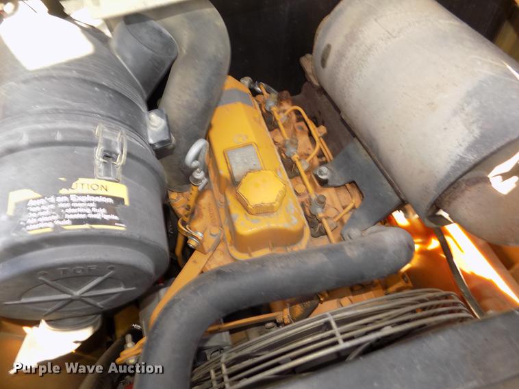 image for item DD2752 2004 John Deere 240 Series II skid steer