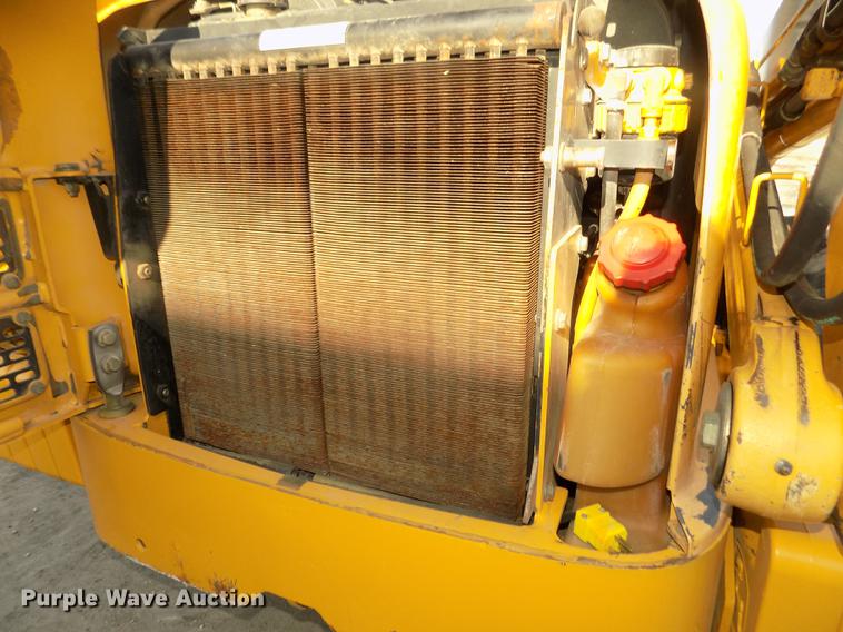 image for item DD2752 2004 John Deere 240 Series II skid steer