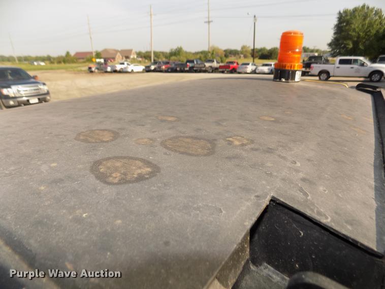 image for item DD2752 2004 John Deere 240 Series II skid steer