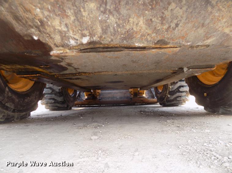 image for item DD2752 2004 John Deere 240 Series II skid steer