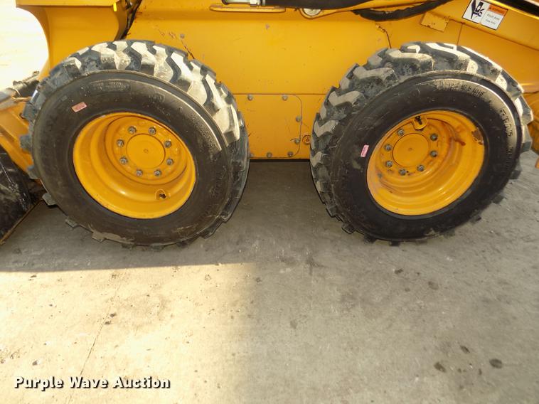 image for item DD2752 2004 John Deere 240 Series II skid steer