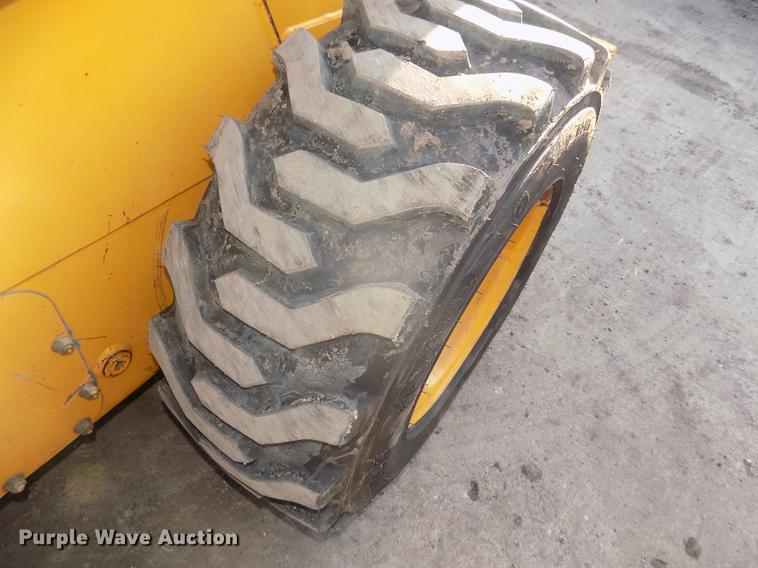 image for item DD2752 2004 John Deere 240 Series II skid steer