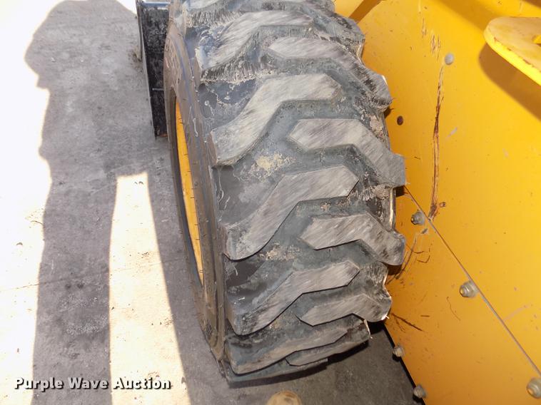image for item DD2752 2004 John Deere 240 Series II skid steer