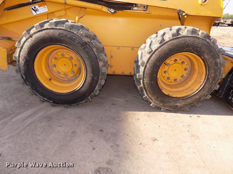 image for item DD2752 2004 John Deere 240 Series II skid steer