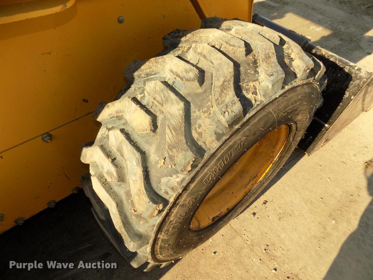 image for item DD2752 2004 John Deere 240 Series II skid steer