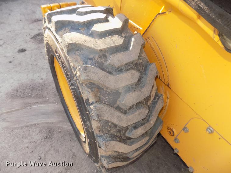 image for item DD2752 2004 John Deere 240 Series II skid steer