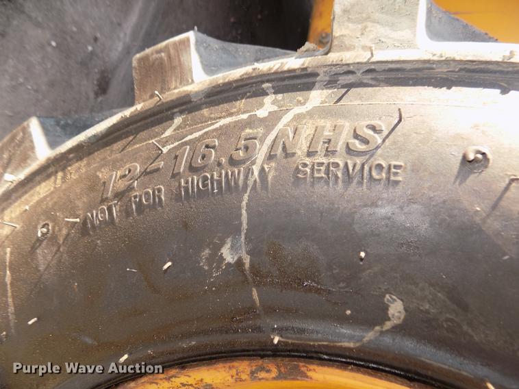 image for item DD2752 2004 John Deere 240 Series II skid steer