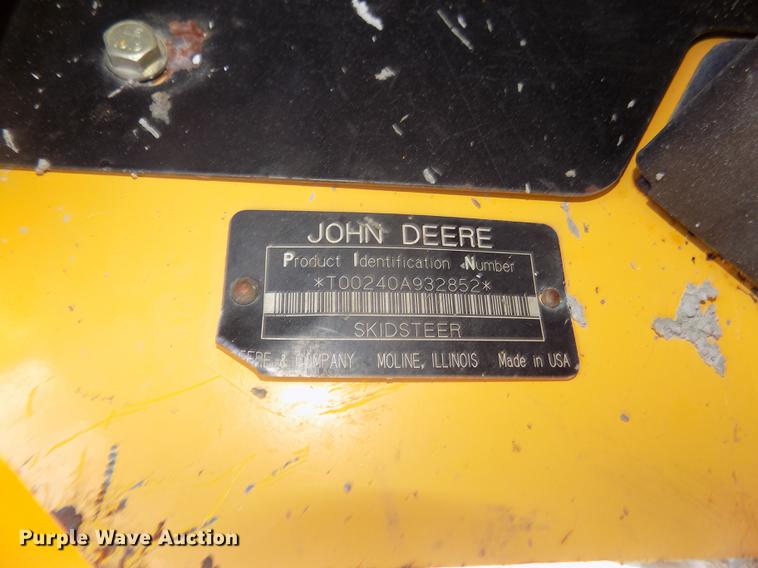image for item DD2752 2004 John Deere 240 Series II skid steer