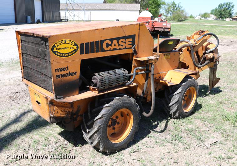 image for item DD4238 1982 Case Maxi-Sneaker vibratory cable plow