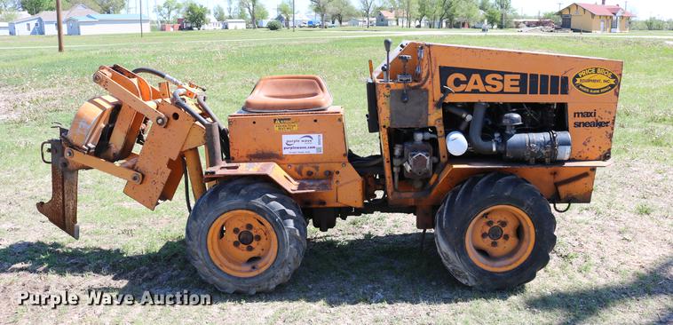 image for item DD4238 1982 Case Maxi-Sneaker vibratory cable plow