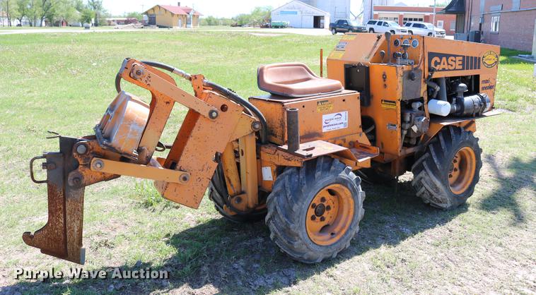 image for item DD4238 1982 Case Maxi-Sneaker vibratory cable plow