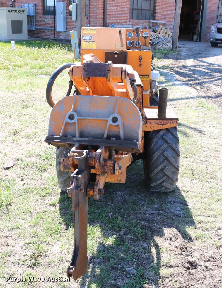 image for item DD4238 1982 Case Maxi-Sneaker vibratory cable plow