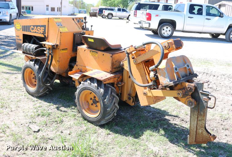 image for item DD4238 1982 Case Maxi-Sneaker vibratory cable plow