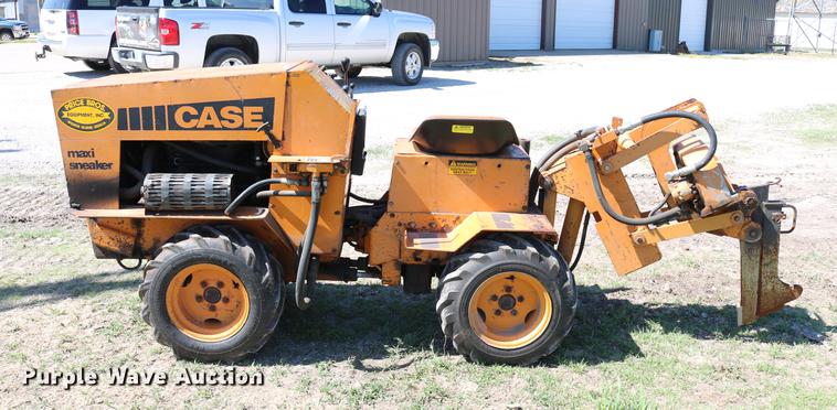 image for item DD4238 1982 Case Maxi-Sneaker vibratory cable plow