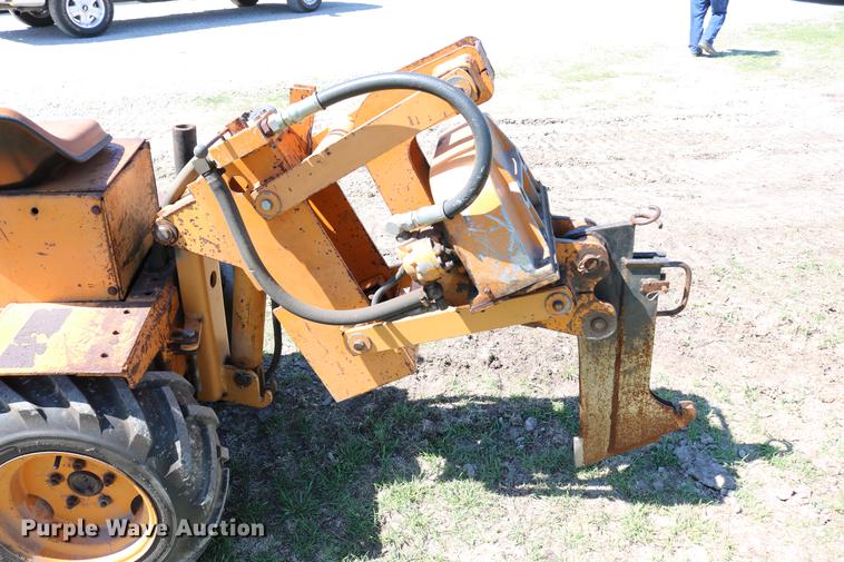 image for item DD4238 1982 Case Maxi-Sneaker vibratory cable plow