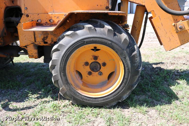 image for item DD4238 1982 Case Maxi-Sneaker vibratory cable plow