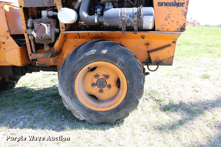 image for item DD4238 1982 Case Maxi-Sneaker vibratory cable plow