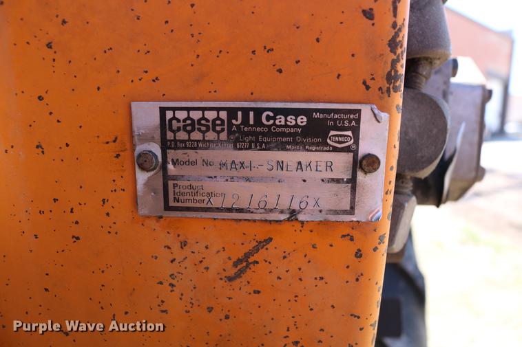 image for item DD4238 1982 Case Maxi-Sneaker vibratory cable plow