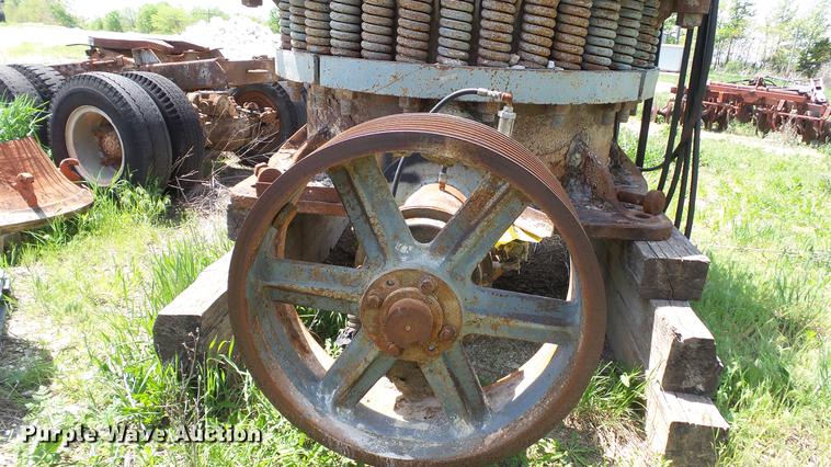 image for item DD7470 1963 Symons cone crusher