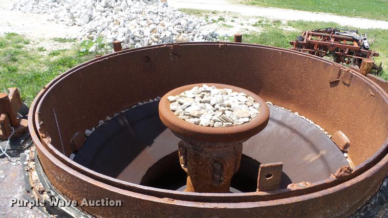 image for item DD7470 1963 Symons cone crusher