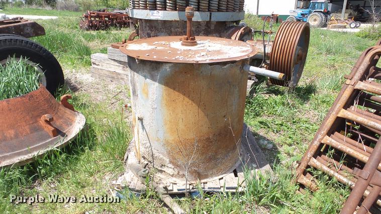 image for item DD7470 1963 Symons cone crusher
