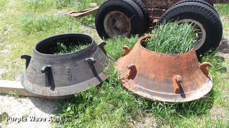 image for item DD7470 1963 Symons cone crusher