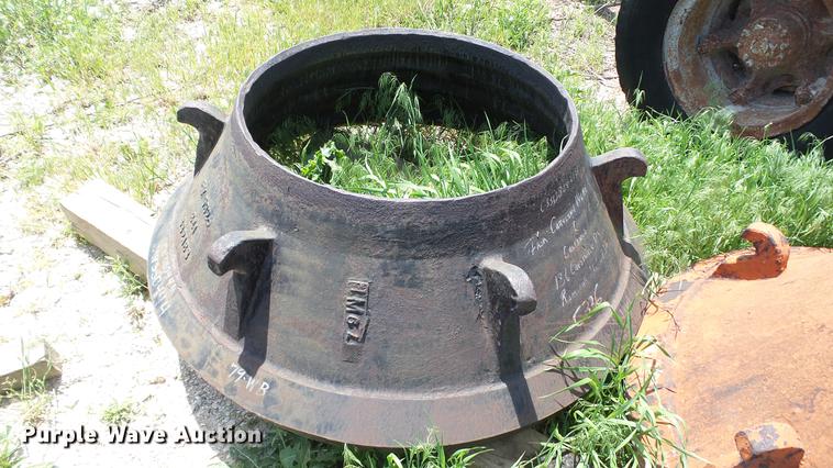 image for item DD7470 1963 Symons cone crusher