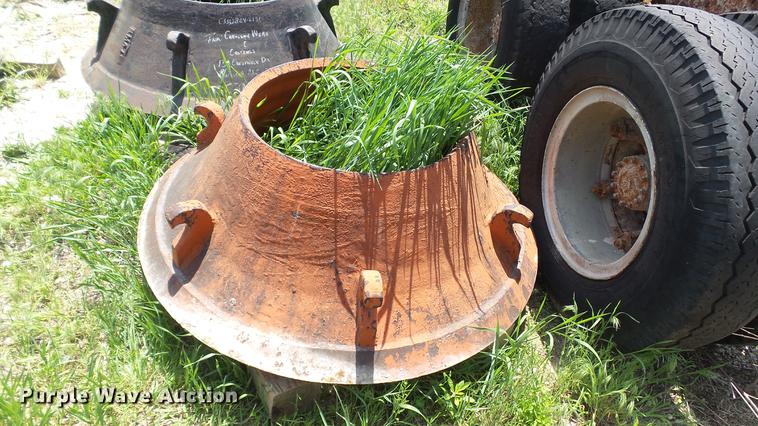 image for item DD7470 1963 Symons cone crusher