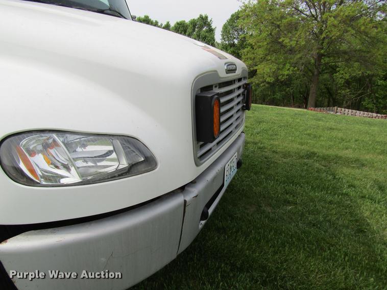 image for item DD8435 2007 Freightliner M2 106 bucket truck