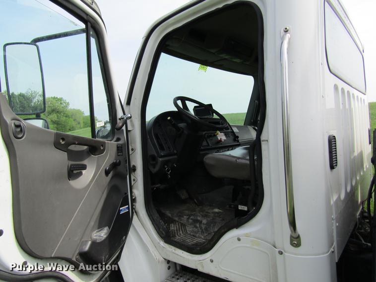 image for item DD8435 2007 Freightliner M2 106 bucket truck