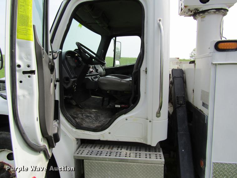 image for item DD8435 2007 Freightliner M2 106 bucket truck