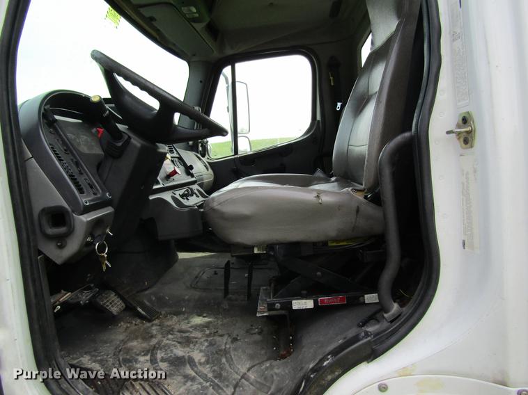 image for item DD8435 2007 Freightliner M2 106 bucket truck