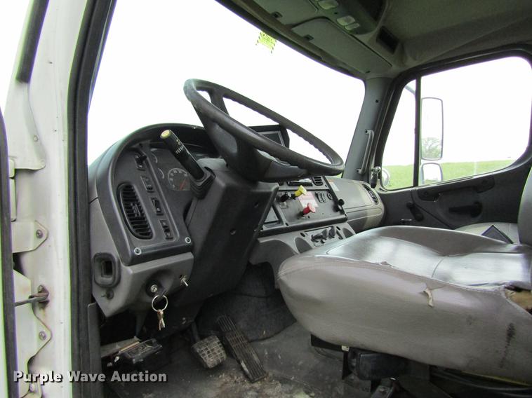 image for item DD8435 2007 Freightliner M2 106 bucket truck