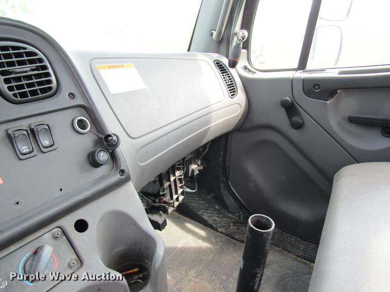 image for item DD8435 2007 Freightliner M2 106 bucket truck