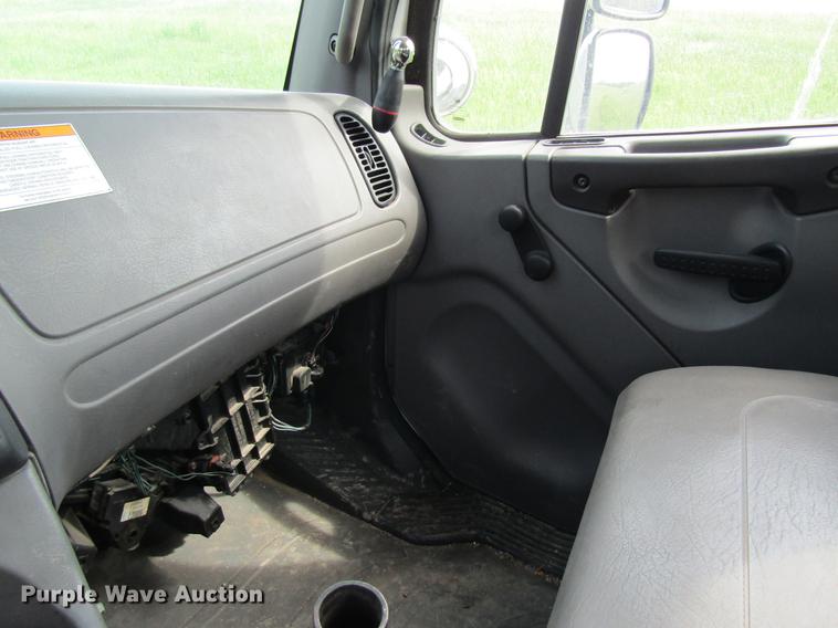 image for item DD8435 2007 Freightliner M2 106 bucket truck