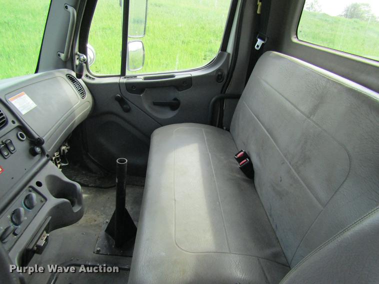 image for item DD8435 2007 Freightliner M2 106 bucket truck